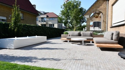 Gezellige eigentijdse tuin met waterelement en tuinverlichting