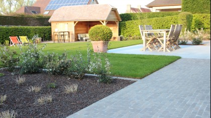 Gezellige tuin in de avondzon