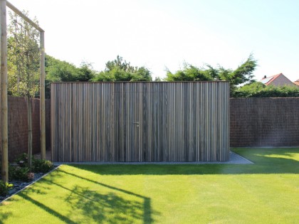Strakke tuin met natuurlijke grassen in combinatie met moderne afsluiting